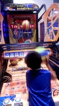 Un enfant enchaîne les mini-paniers de basket à une vitesse folle