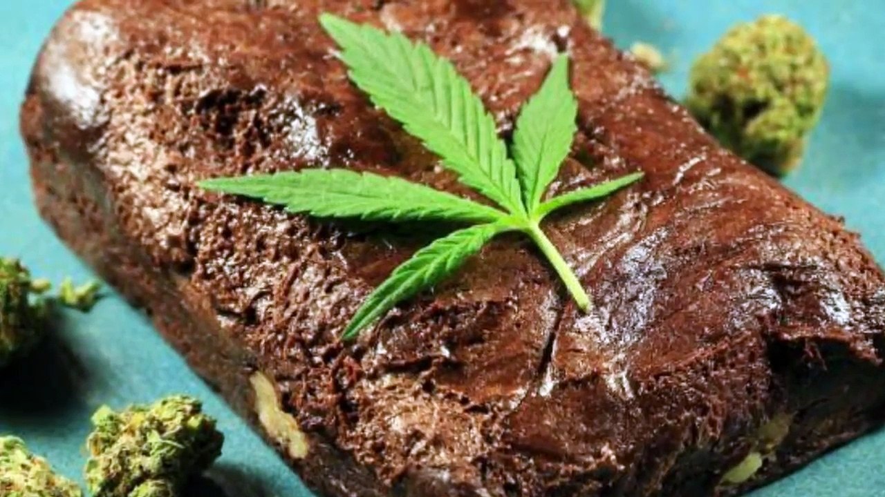 Student Feeds Teacher Pot Brownie-9CIBJr6OJNU