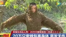 Cet ado se fait recouvrir de milliers d'abeilles sur tout le corps. Incroyable