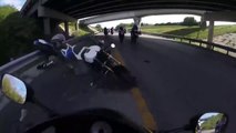 Ce motard se prend une barrière de sécurité de face et embarque deux motards dans sa chute !
