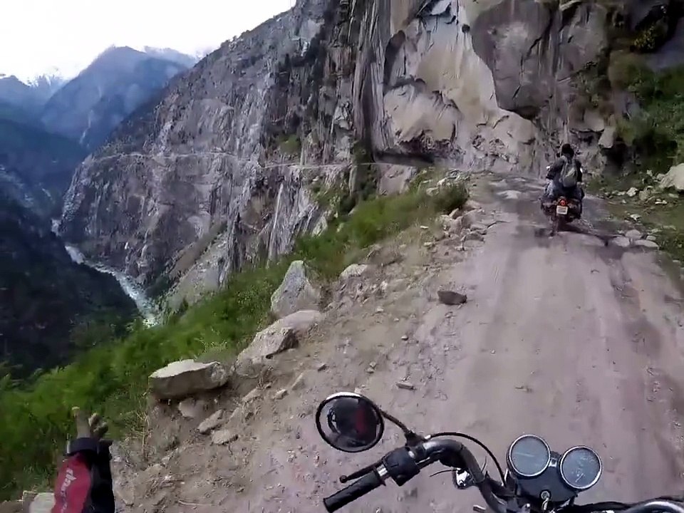 Des motards empruntent la route la plus dangereuse du monde dans l'Himalaya