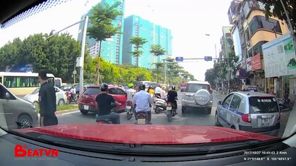 "Ninja" dùng điện thoại giữa đường chắn đầu ô tô bị ông Tây lôi cả xe và người vào lề