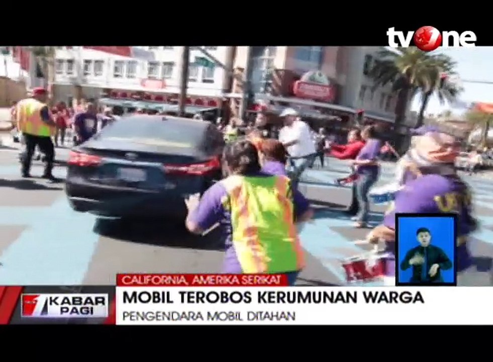 Mobil Nekat Terobos Pengunjuk Rasa