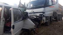 Bursa'da Kamyon ve Minibüs Kafa Kafaya Çarpıştı 1 Ölü