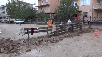 Belediyeye Kızdı, Sokak Olarak Kullanılan Arsasını Trafiğe Kapattı