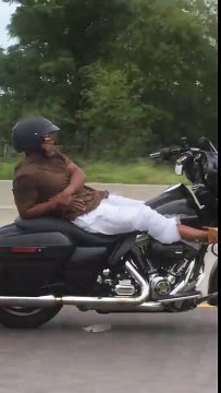 Le motard s'allonge sur sa harley alors qu'il roule sur l'autoroute