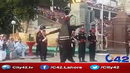 Indian Soldier insulted at wahga border must watch - YouTube