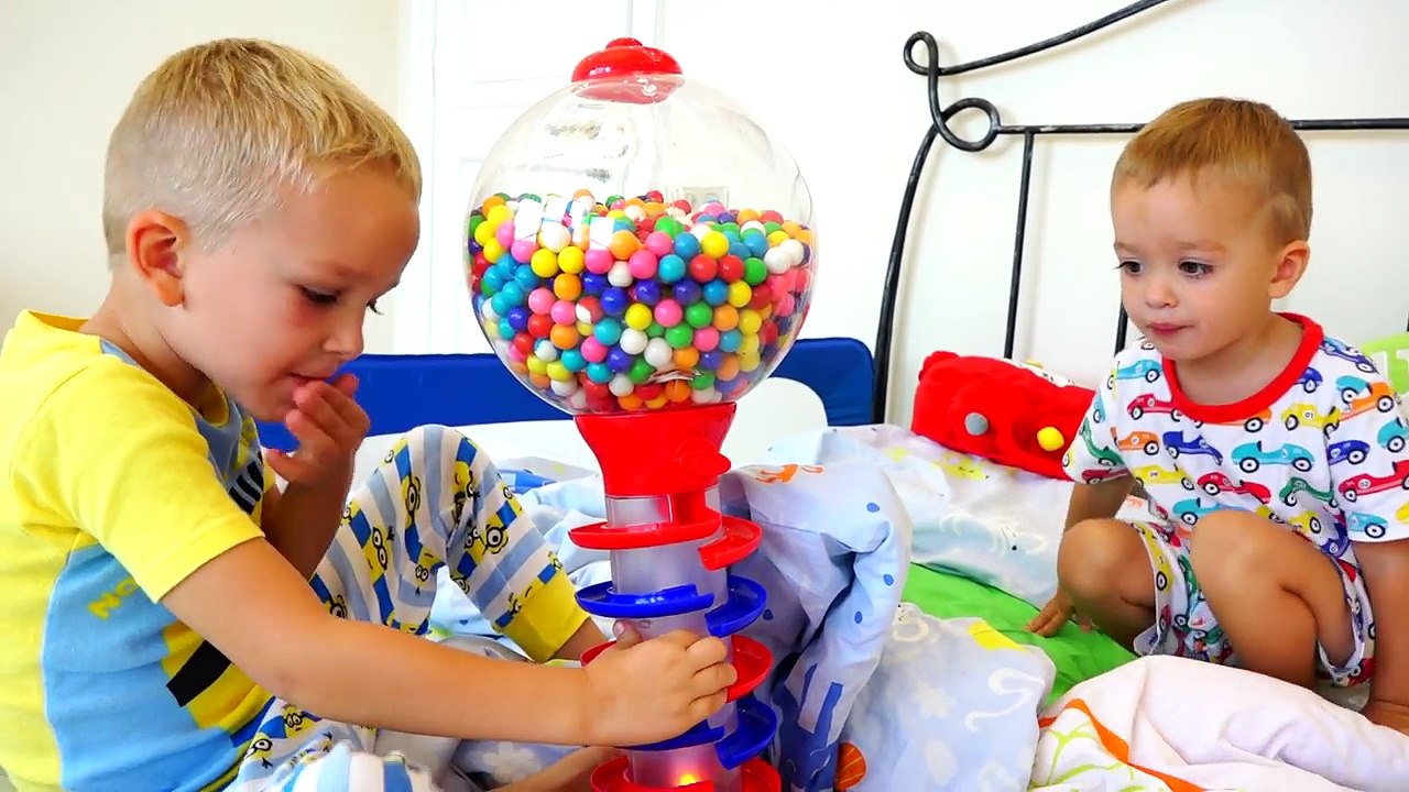 Bad Kids Walk Through the Wall - Kids Prank their Mommy, Family Fun Toy for Kids-MQW-Kub6XMs