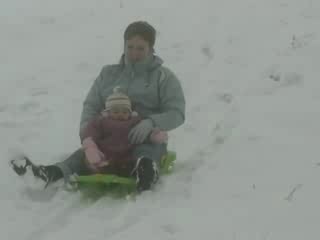 lulu et sa maman sur une luge