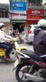 Truy bắt kẻ côn đồ cầm mã tấu chém hàng loạt ô tô trên đường phố Sài Gòn