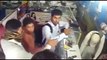 اس ویڈیو میں دیکھیں کس طرح ان چوروں نے دن دیہاڑے بغیر کسی خوف کے موبائل شاپ کا صفایا کر دیا۔ ویڈیو: محمد طاہر۔ ملتان