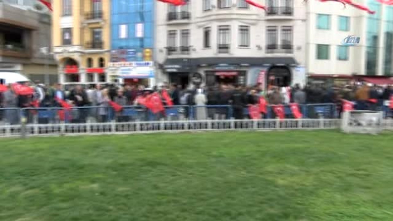 Taksim'deki Cumhuriyet Anıtı'na 29 Ekim Cumhuriyet Bayramı Nedeniyle Çelenk Bırakıldı