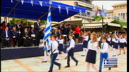 Yπό βροχή η παρέλαση στη Λαμία. Μήνυμα ενότητας στις δηλώσεις των επισήμων
