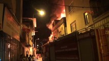 Mersin'de 2 Katlı Ahşap Ev Çıkan Yangında Kül Oldu.