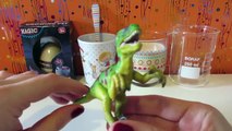 Huevo de dinosaurio en CAFÉ CON LECHE | Experimentos caseros con juguetes de dinosaurios para niño