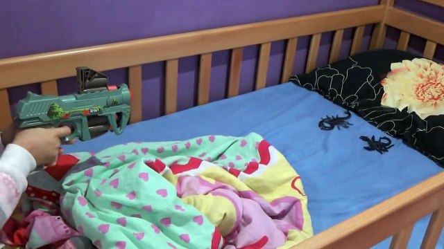 МУЛЬТИПСИК УКОЛЫ ДЕТЯМ Играем в ДОКТОРА с УКОЛАМИ Медведь КЛИЗМА в попу Укусил паук Видео для детей