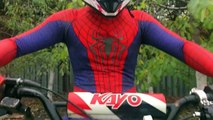 Örümcek Adam motosiklet & Bisiklet Macera binmek için seviyor! Komik Süper Kahraman