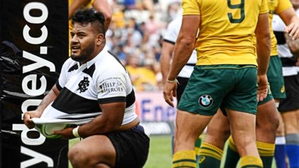 Un joueur des Barbarians cache le ballon sous son maillot pour inscrire un essai face aux Wallabies