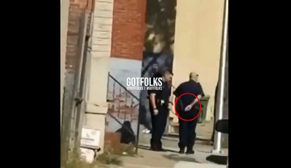 Un policier surpris en train de cacher de la drogue dans la voiture d'un suspect.