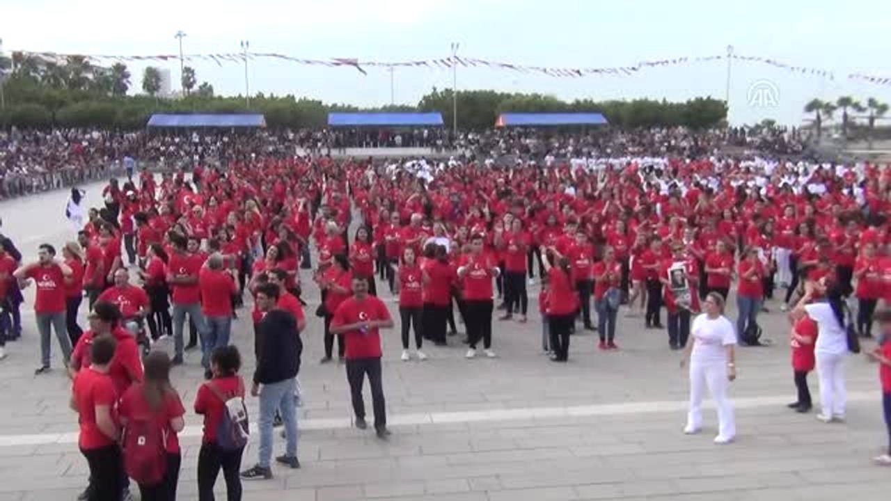 Hatay'da Bin 923 Kişiden Türk Bayrağı Koreografisi