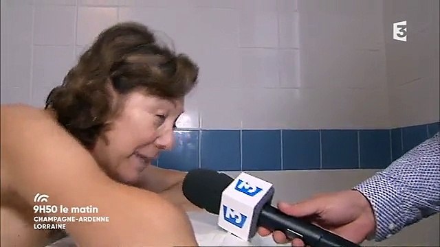 Une femme prend du bon temps devant la caméra de France 3