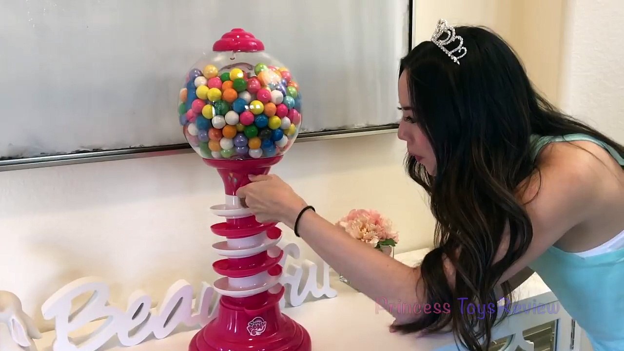 Gumball Machine Funny EYEBALL PRANK Princess DINOSAUR ATTACK Doc McStuffins Fun for Kids ToysReview
