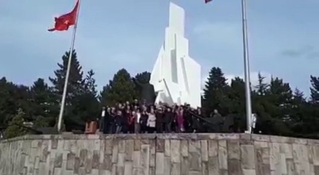 İstanbul teknik üniversitesi inşaat fakültesi 1962 mezunları idi.. onlarda 1 dakika Mustafa Kemal Atatürk olmayı yerinde