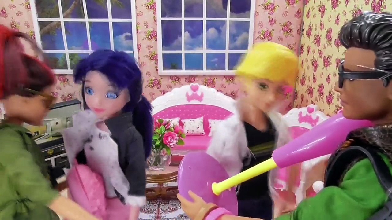 Emma y Marinette akumatizada y adrien las rescata | Juguetes y videos de miraculous ladybug