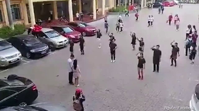 Sự thật về màn tỏ tình lãng mạn giữa sân trường giữa 2 nam sinh