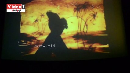 فن "الرسم على الرمال" رسام يتألق بأسبوع الثقافة التونسى فى الأقصر