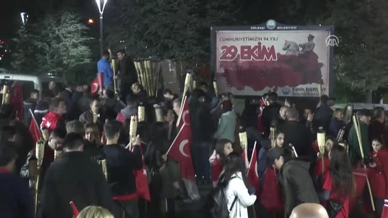 Gölbaşı'nda Cumhuriyet Bayramı Programı - Meşaleli Yürüyüş Düzenlendi
