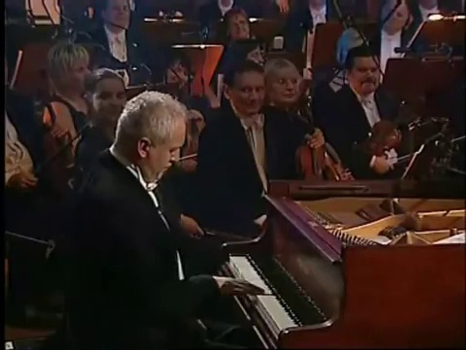 Interrompu par une sonnerie de téléphone ce pianiste joue avec !