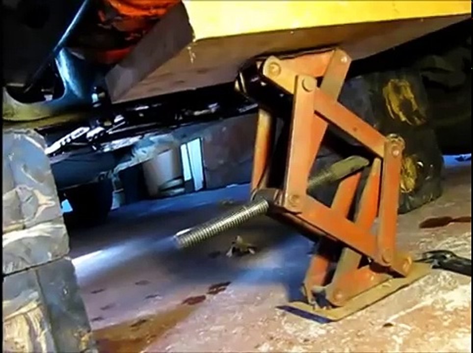 Dodge Caravan 3.0L replacing timing belt, water pump and front seals, part 1: Disassembly 1