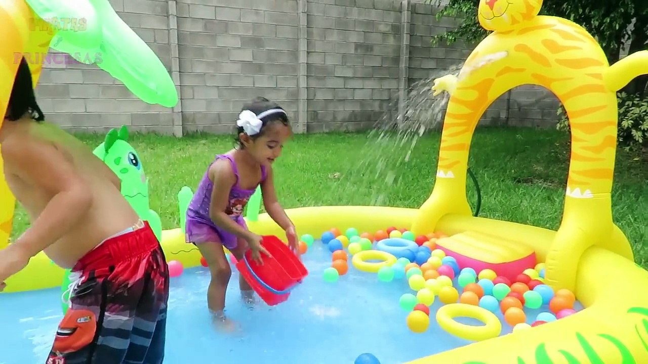 Niños Jugando en la Piscina ❤ Brianita y Mateo jugando en Piscina con pelotas