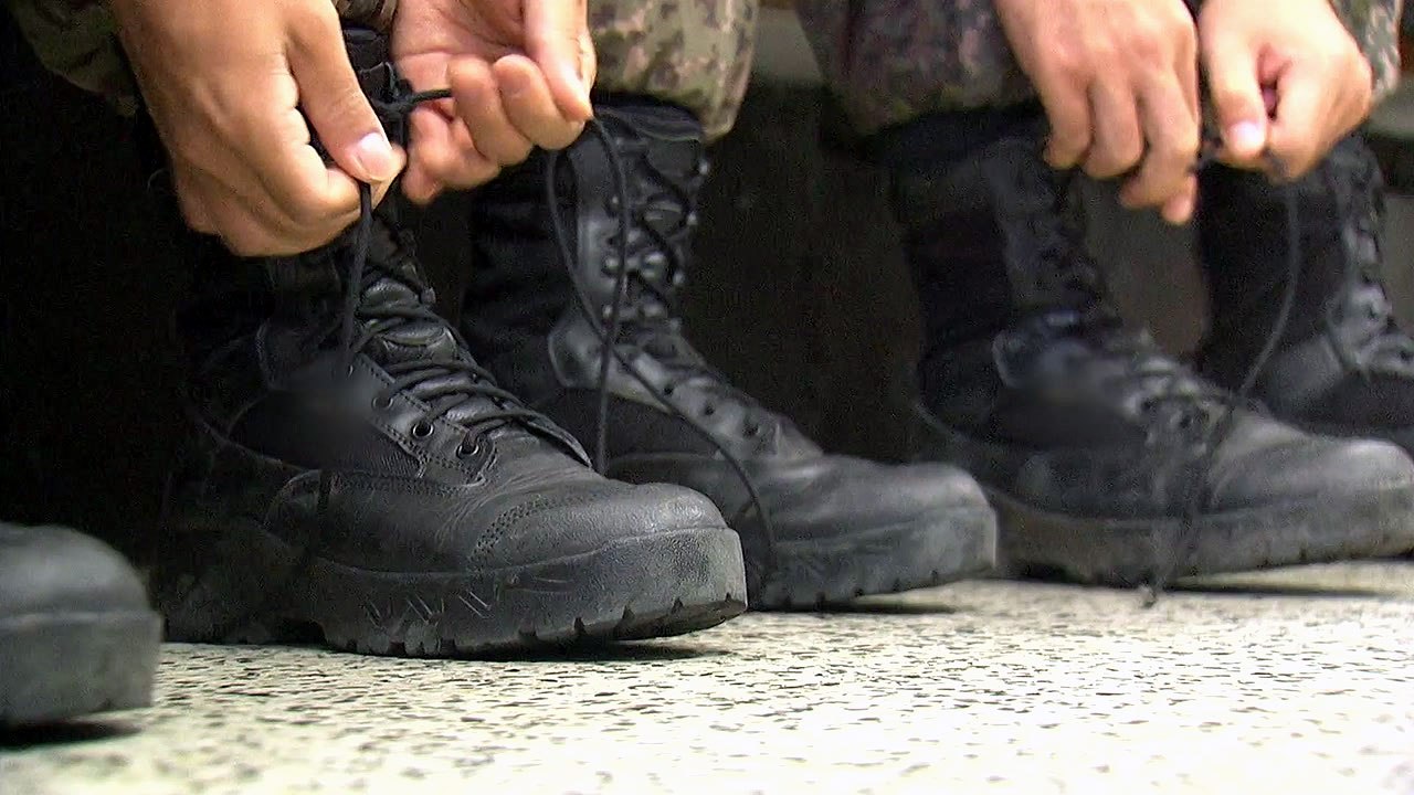 원가 싸져도 전투화 단가 그대로...방사청, 알고도 모른척? / YTN