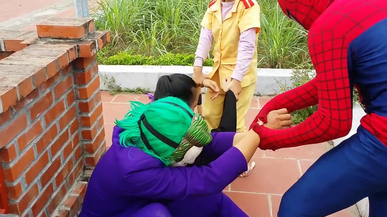 Spiderman Recuse Police Baby Falling Into a Lake Water w/ Joker Kipnap Frozen Elsa vs Deapool Baby