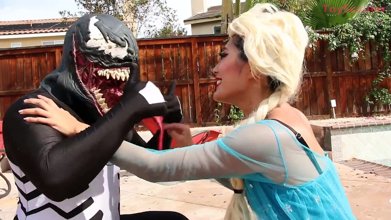 GIANT HAND Grabs Princess Rapunzel! w/ Minnie Mouse & The Evil Queen in Real Life