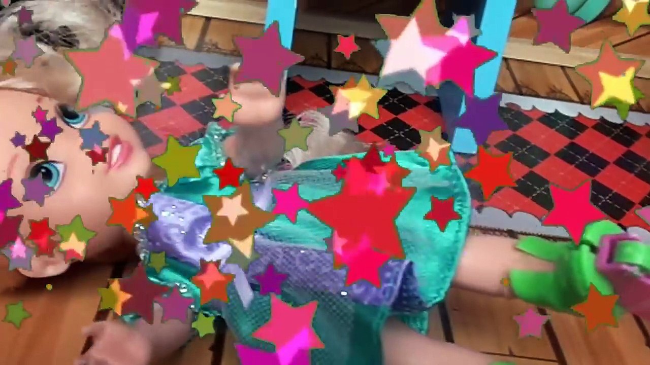 Anna and Elsa Skating! Elsa and Anna Toddlers New Roller skates at Ice Castle Frozen Toys In Action