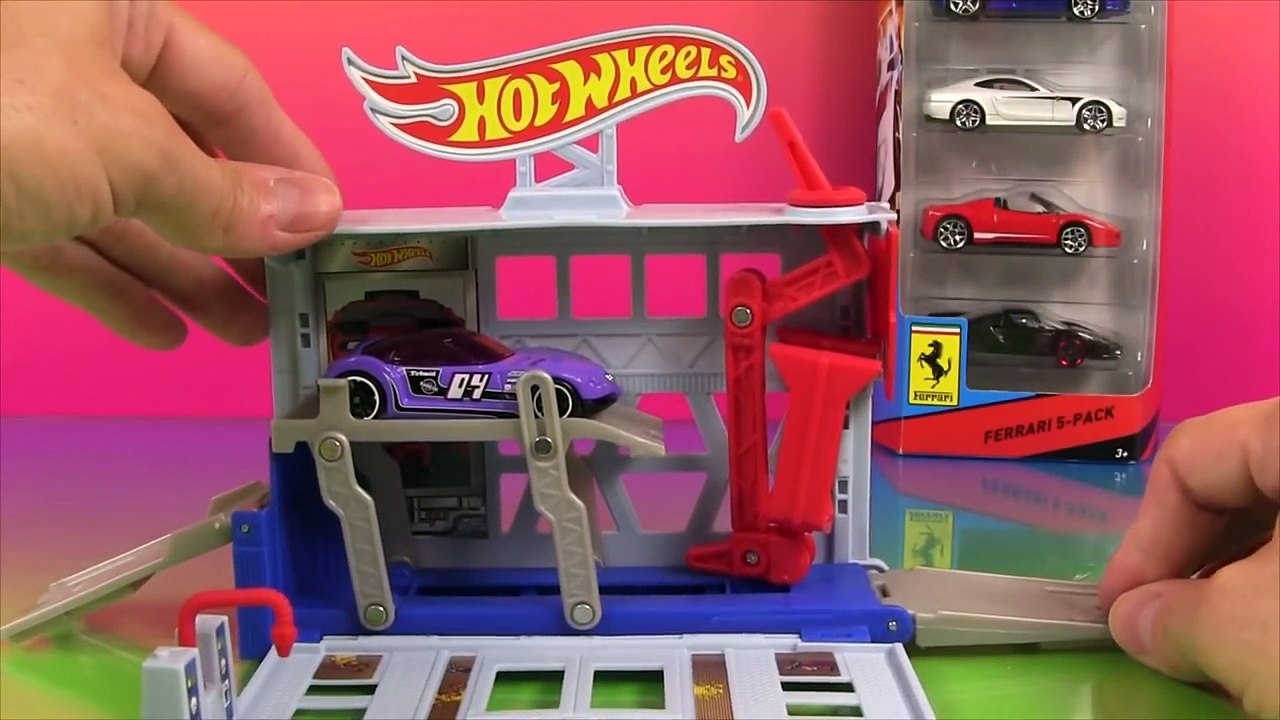 Hotwheels Cars Lift Garage and a Ferrari 5 Pack Box Opening