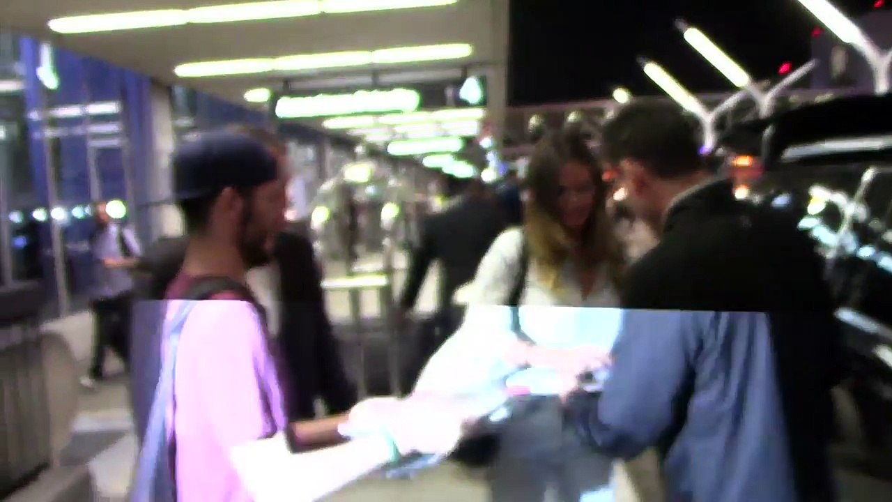 Newly-Single Heidi Klum Signs Autographs For Fans At LAX