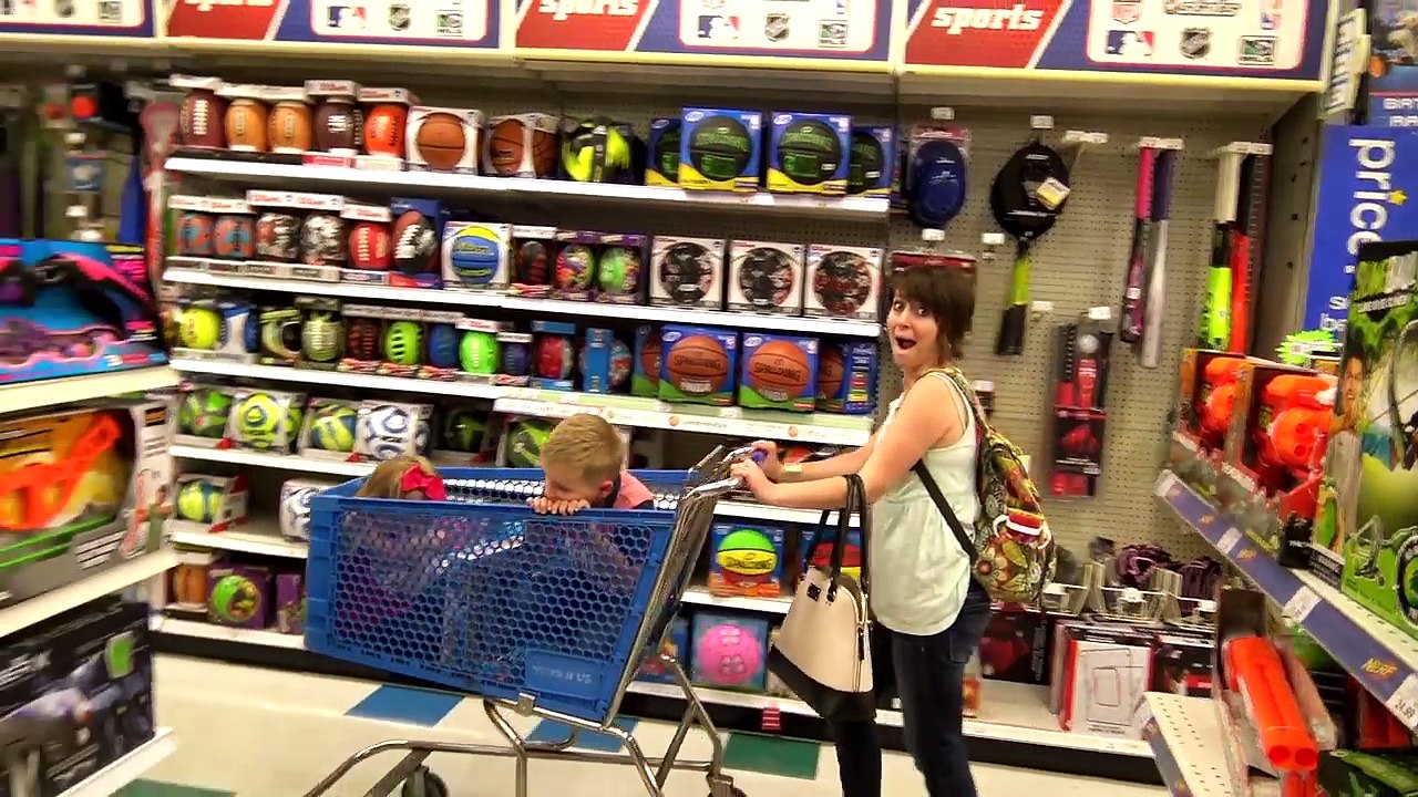 Toys R Us Crash! Bad Kid Pushes Dad! Funny Fail & Dunk Hat Family Fun!