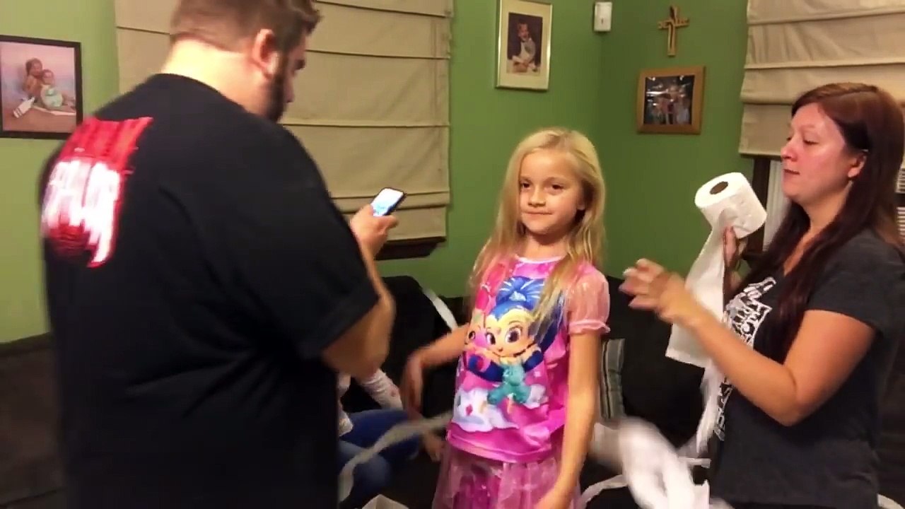 TOILET PAPER MUMMY CHALLENGE! FUN HALLOWEEN PARTY GAME