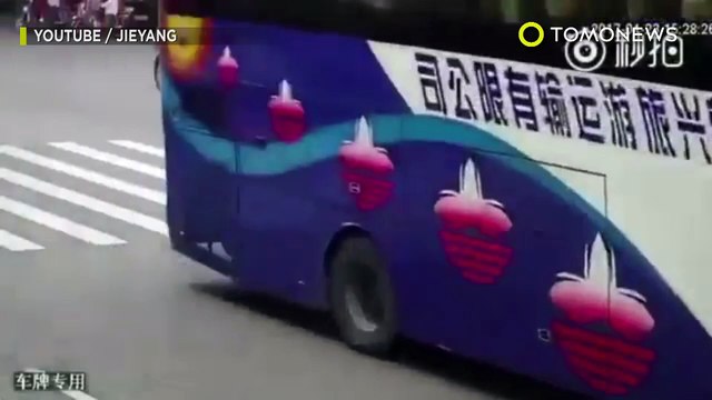 Bebé cae de un vehículo y casi es atropellado en una calle de China - TomoNews