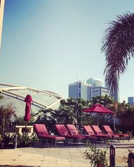 Azərbaycanlı qadın müğənnin Dubay çimərliyində