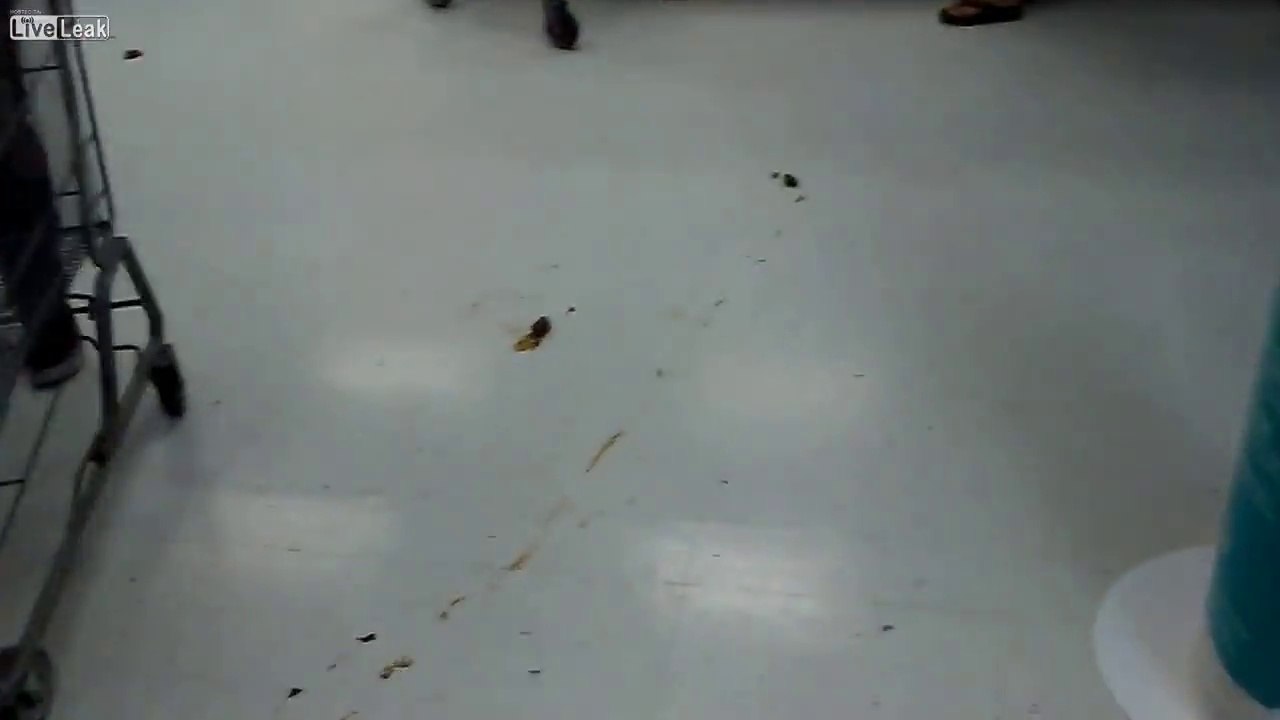 Un inconnu chie sur des mètres dans un supermarché Walmart !