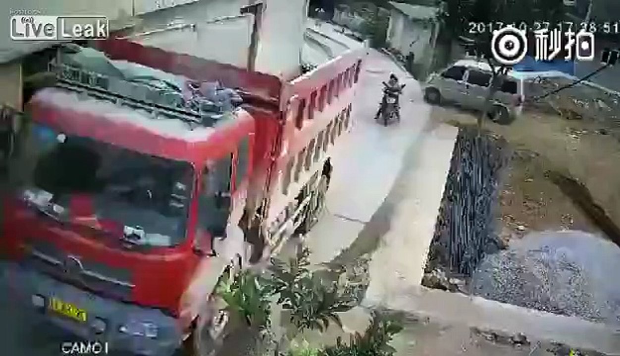 Miraculée : cette famille se fait rouler dessus par un camion en scooter !!