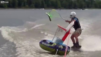 Pêche aux poissons volants en ski nautique.. ce sport est fou !