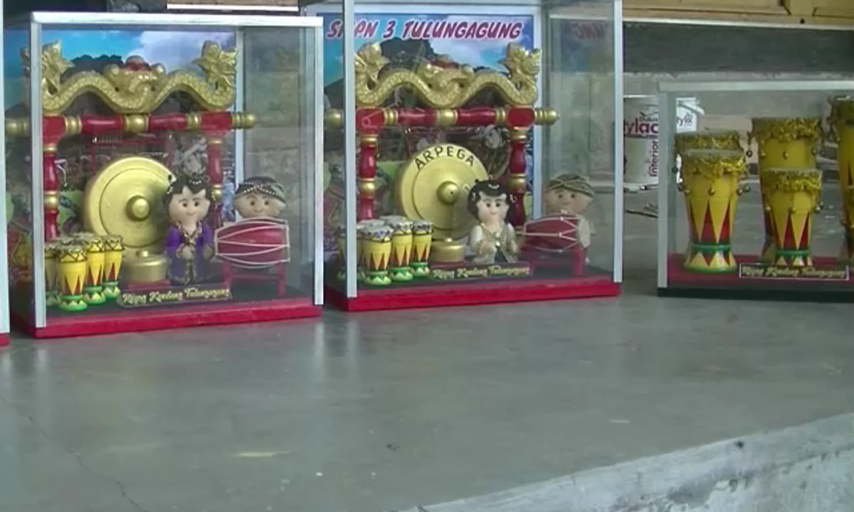 Limbah Kayu Bekasi jadi Miniatur Gamelan