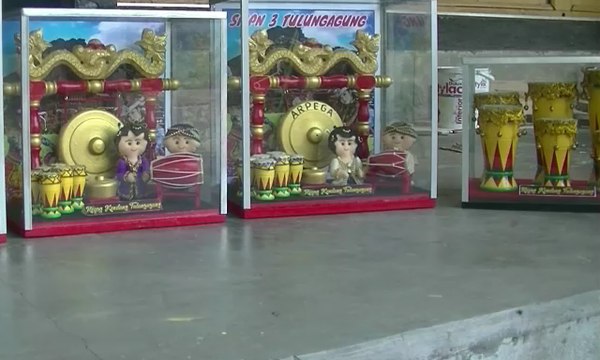 Limbah Kayu Bekasi jadi Miniatur Gamelan