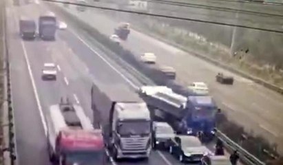 Keçiler zincirleme kazaya yol açtı: 2 ölü